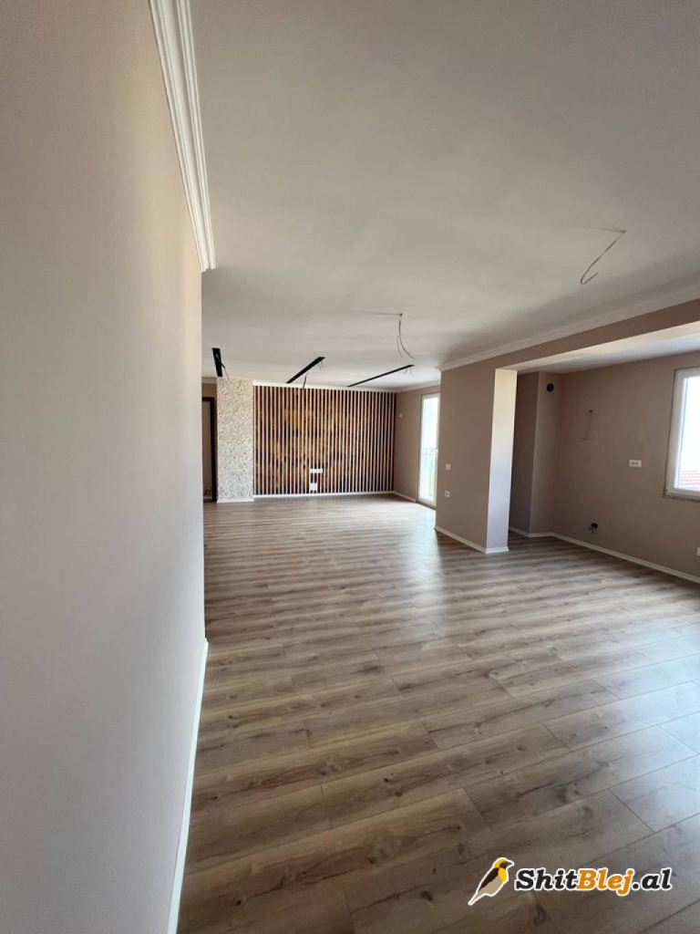 Duplex Mbi Komunen e Parisit..!!