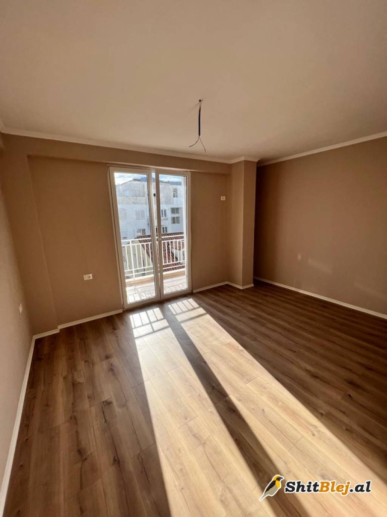 Duplex Mbi Komunen e Parisit..!!