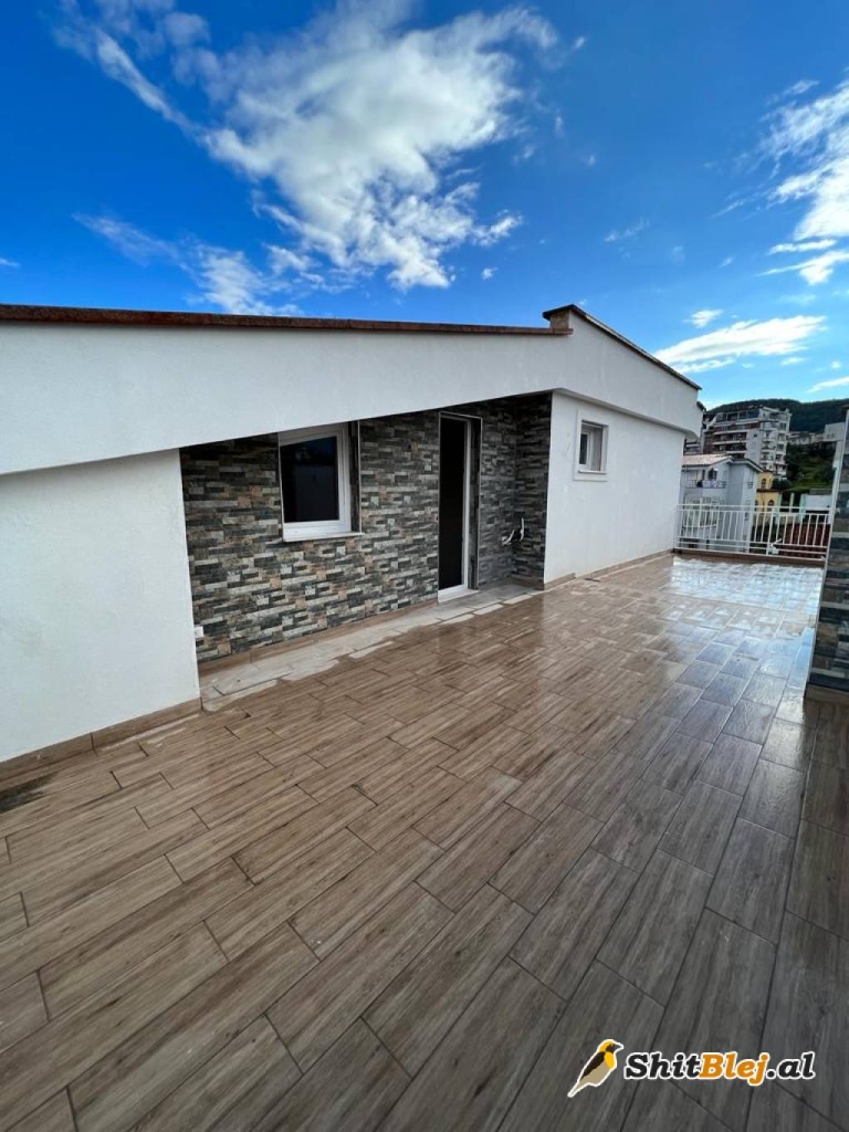Duplex Mbi Komunen e Parisit..!!