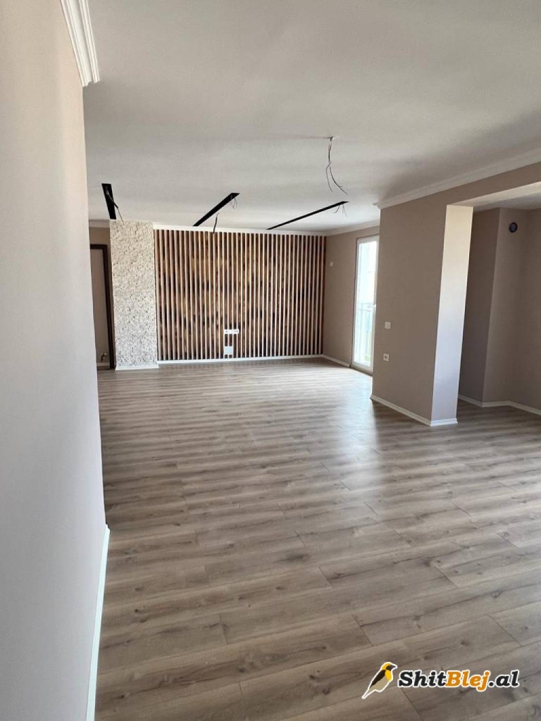 Duplex Mbi Komunen e Parisit..!!