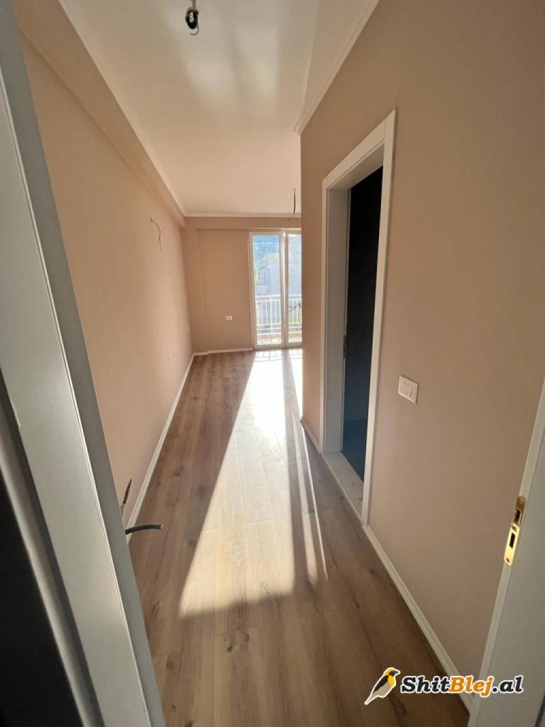 Duplex Mbi Komunen e Parisit..!!