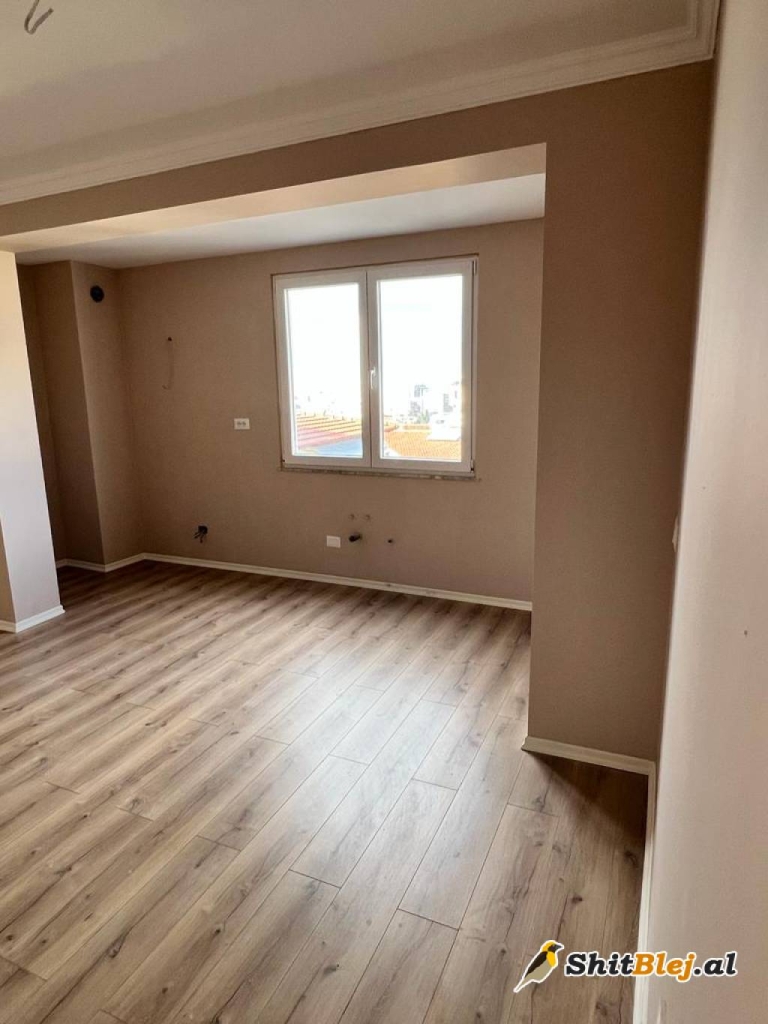 Duplex Mbi Komunen e Parisit..!!