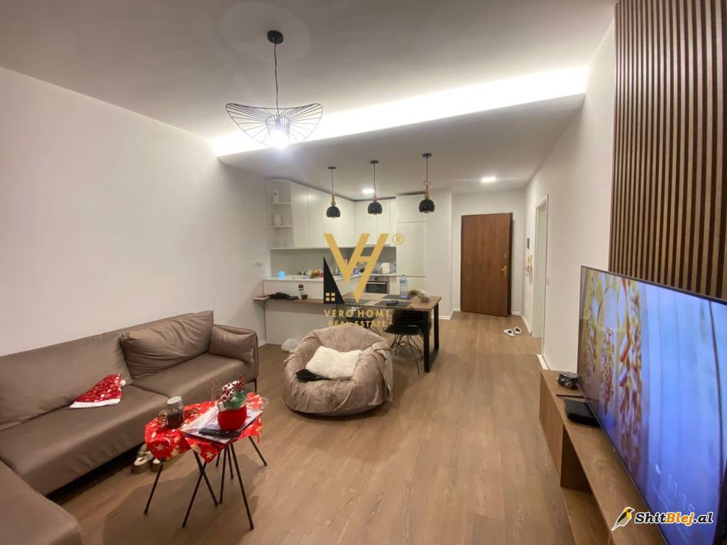 1+1TE KOMUNA E PARISIT 700 EURO