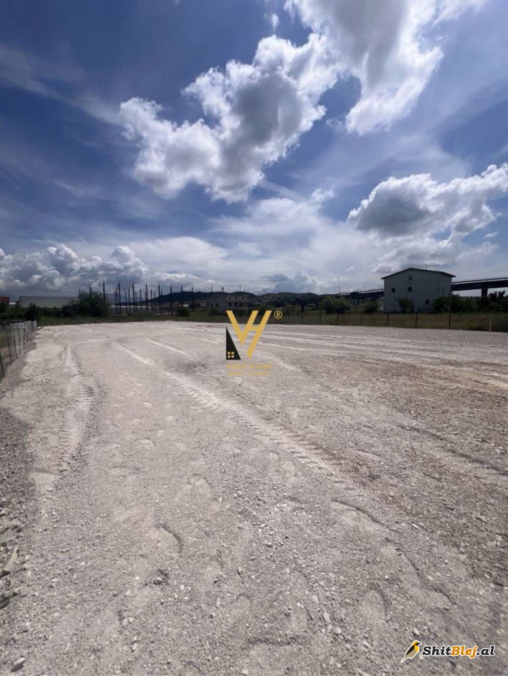  TOKE 2.500 M2 ME QERA NE VORE 1.500 EUR