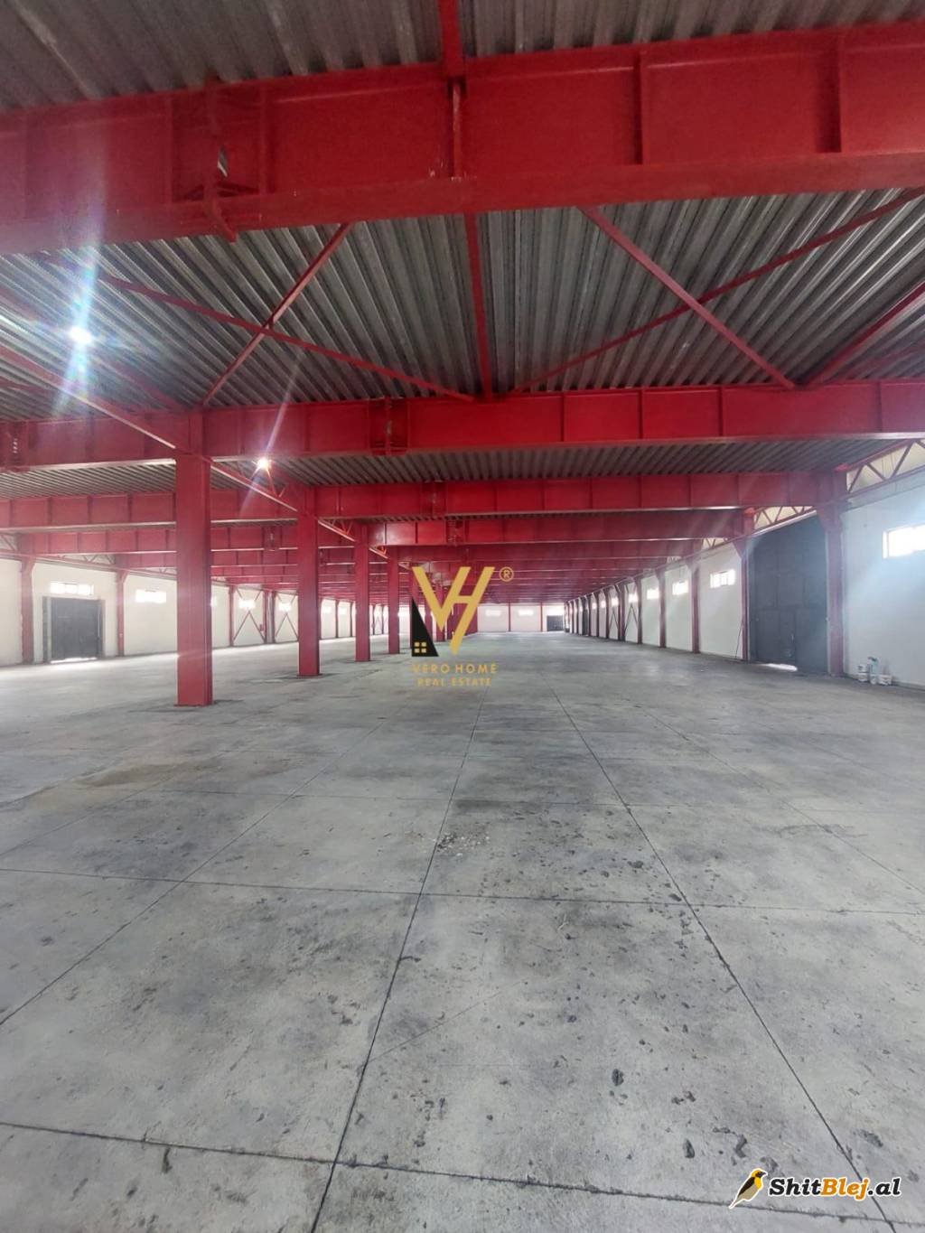 MAGAZINE 6.000 M2 NE VAQARR 27.000 EURO