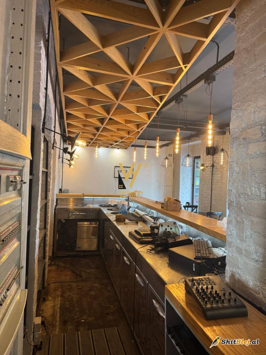 BAR KAFE TE RRUGA E DURRESIT 2.200 EURO