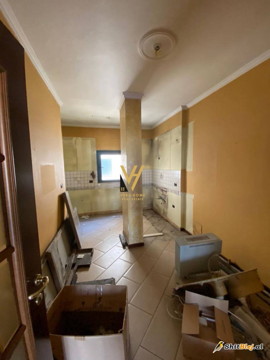 ZYRE 160M2 ME QERA TE BLLOKU 2.200 EURO