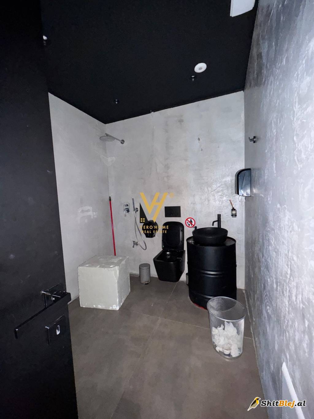 AMBIENT 100M2 ME QERA TE BLLOKU 2.200 EU