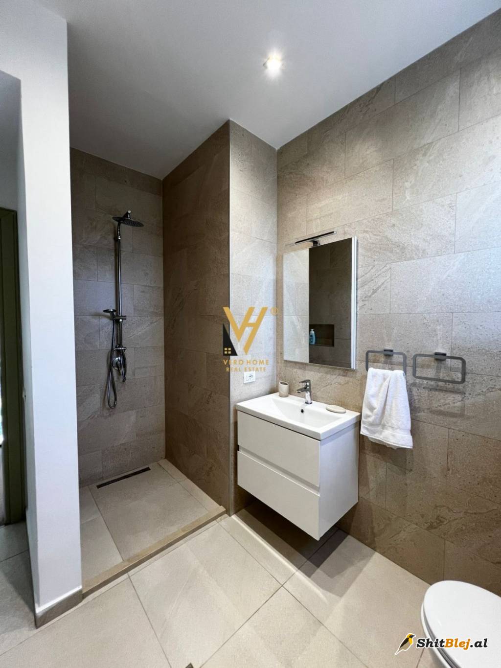 VILE DY KATESHE NE PRUSH 1.600 EURO