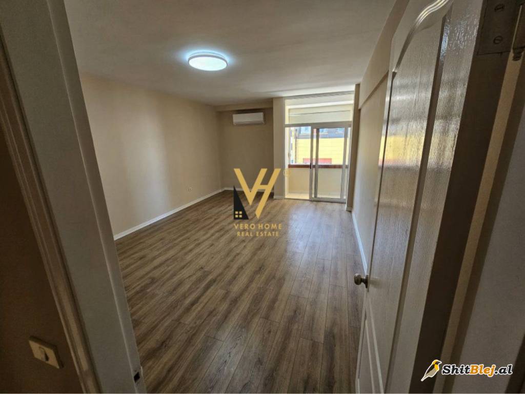 ZYRE 130 M2 ME QERA NE QENDER 1.300 EURO