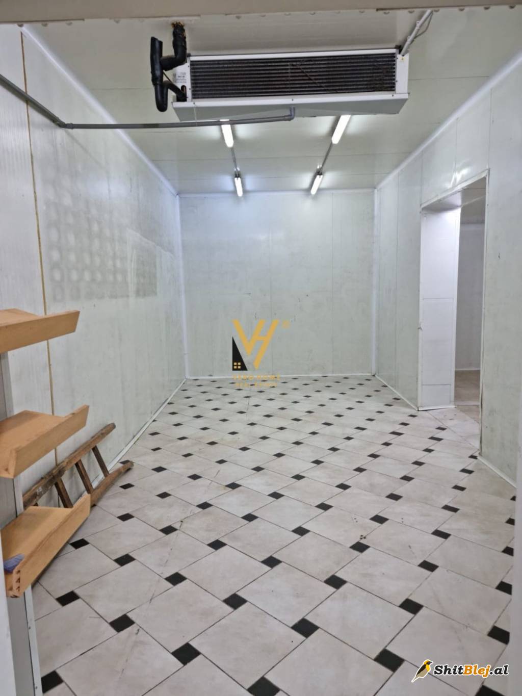 MAGAZINE 300 M2 NE SELITE 360.000 EURO