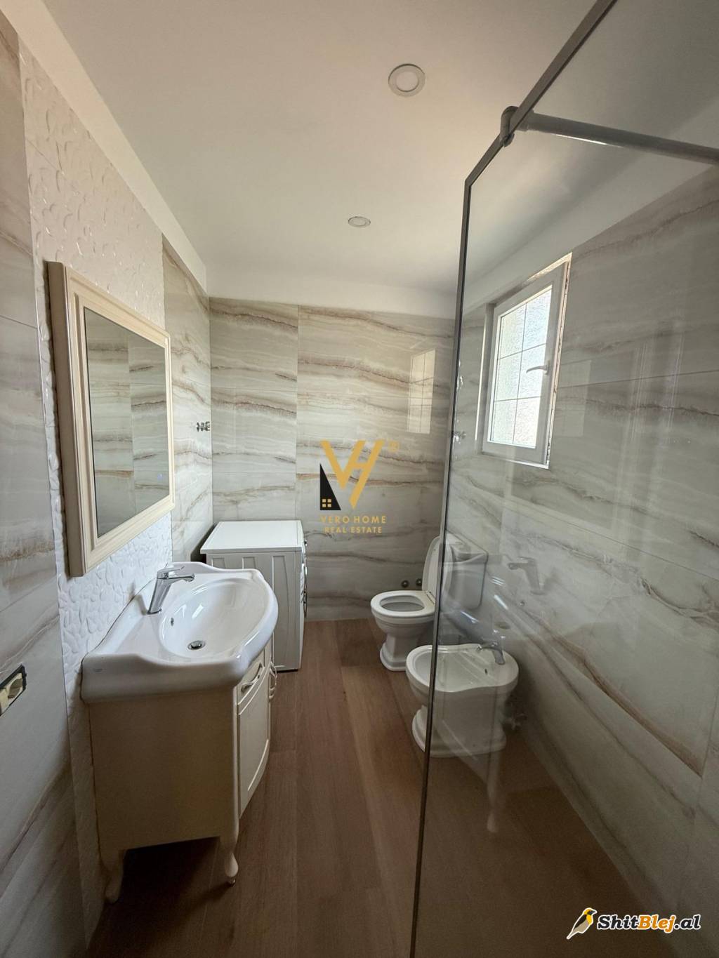 ZYRE 100 M2 TE KOMUNA E PARISIT 900 EURO