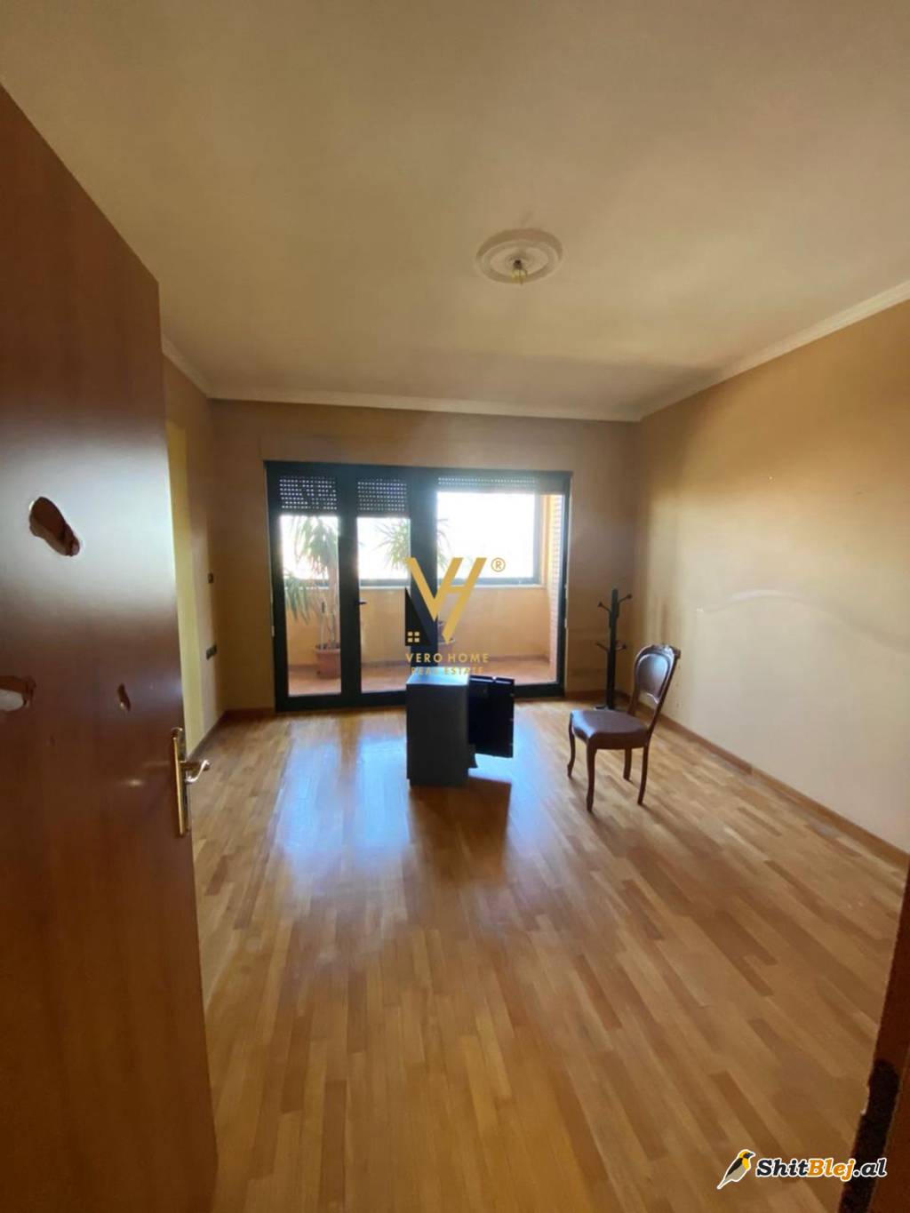 ZYRE 160M2 ME QERA TE BLLOKU 2.200 EURO