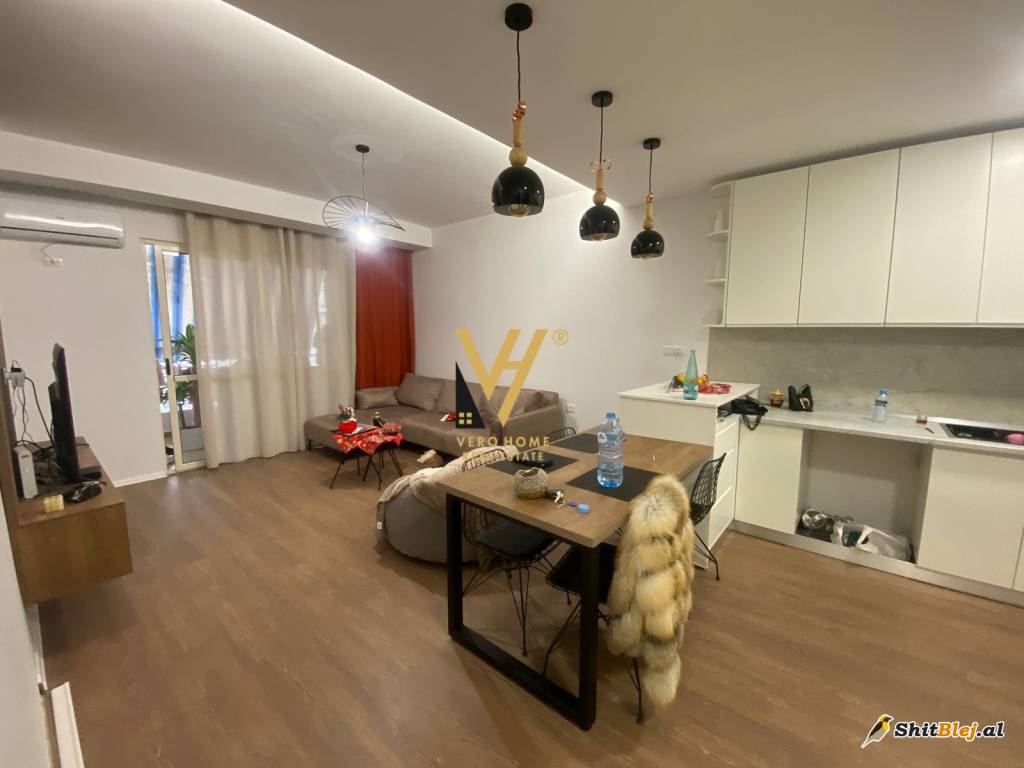 1+1TE KOMUNA E PARISIT 700 EURO