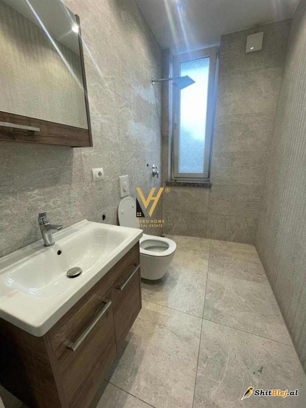 ZYRE TE STADIUMI DINAMO 750 EURO