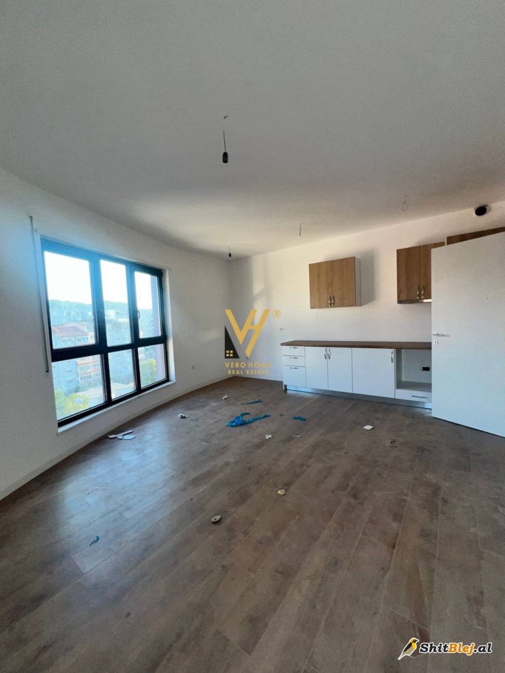 ZYRE 95 M2 TE KOMUNA E PARISIT 700 EURO
