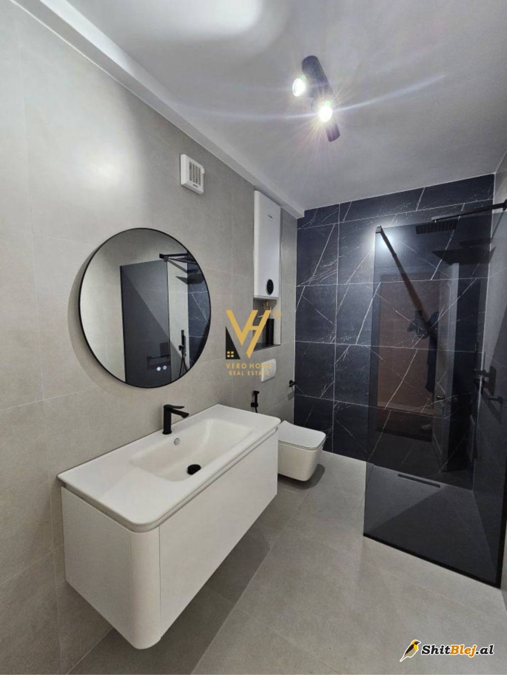 ZYRE 130 M2 ME QERA NE QENDER 1.300 EURO