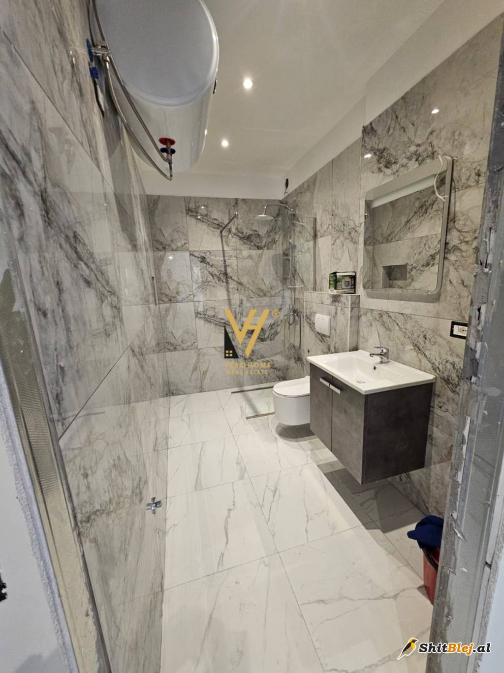 ZYRE 120M2 ME QERA TE ZOGU I ZI 1.400 EU