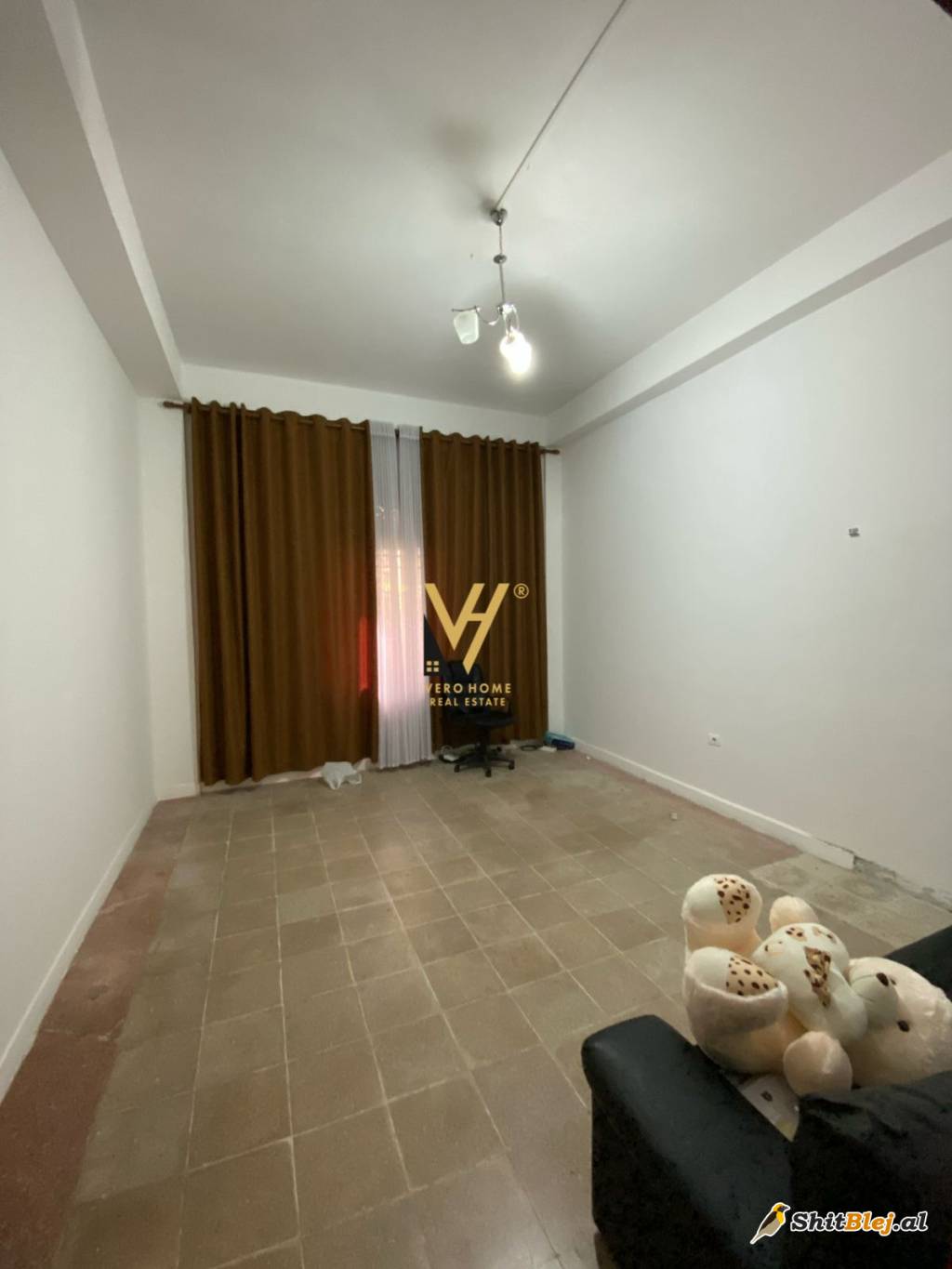 ZYRE TE RRUGA BARRIKADAVE 1.200 EURO