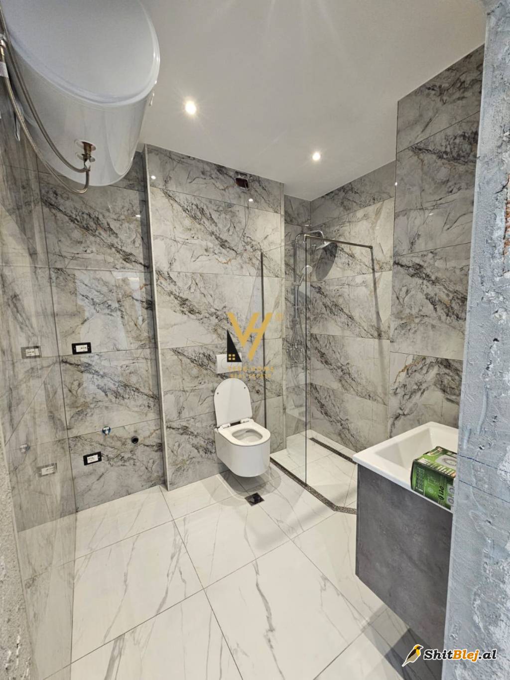 ZYRE 120M2 ME QERA TE ZOGU I ZI 1.400 EU