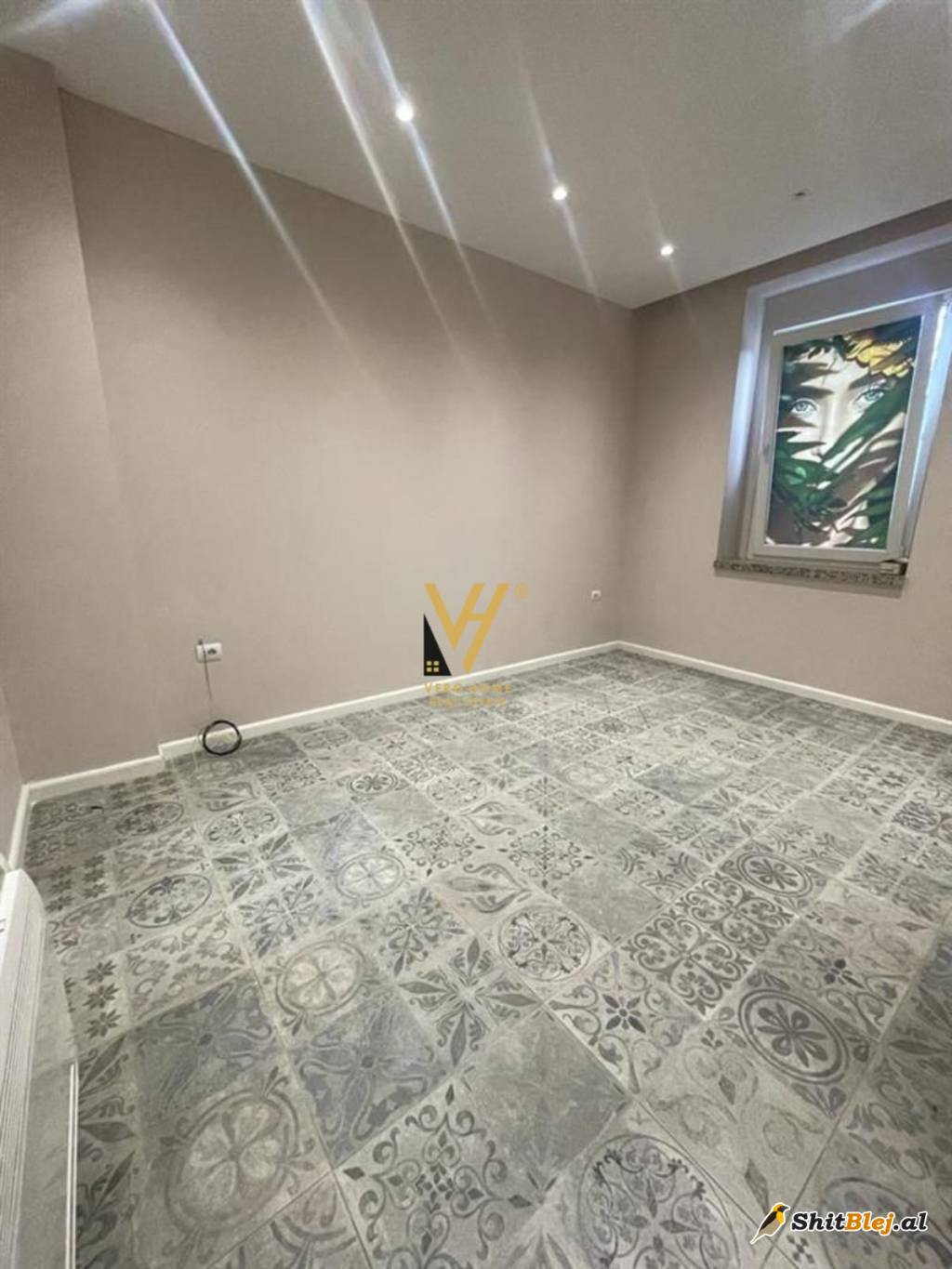 ZYRE TE STADIUMI DINAMO 750 EURO