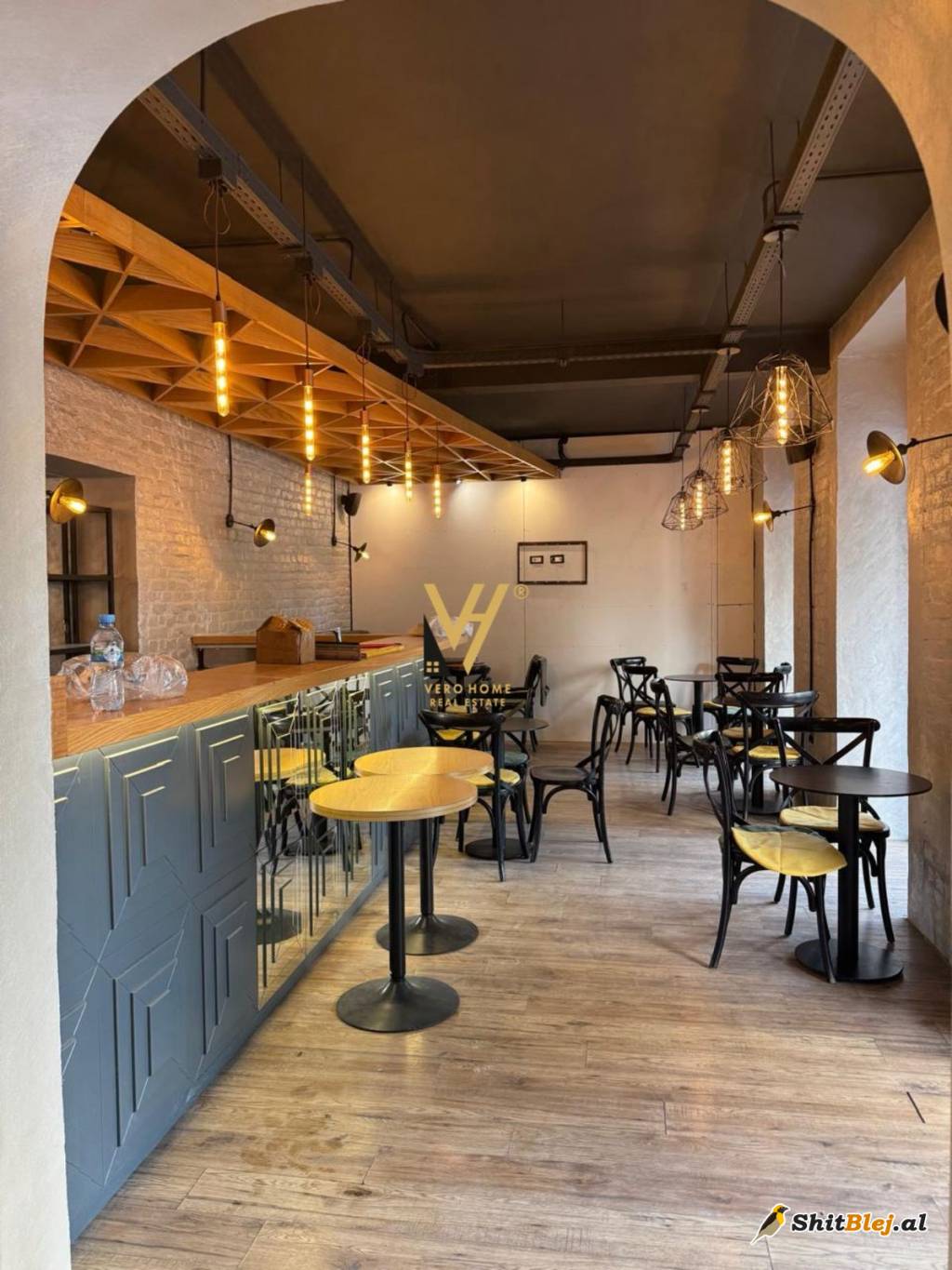 BAR KAFE TE RRUGA E DURRESIT 2.200 EURO