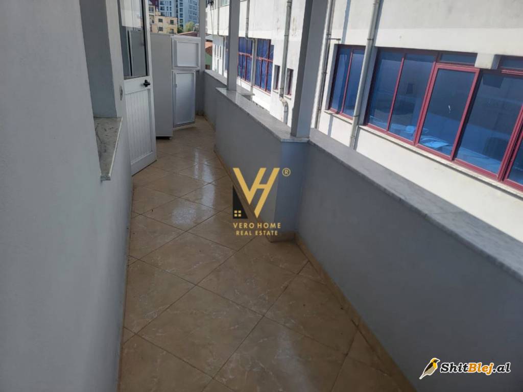ZYRE 70 M2 ME QERA TE 5 MAJI 300 EURO