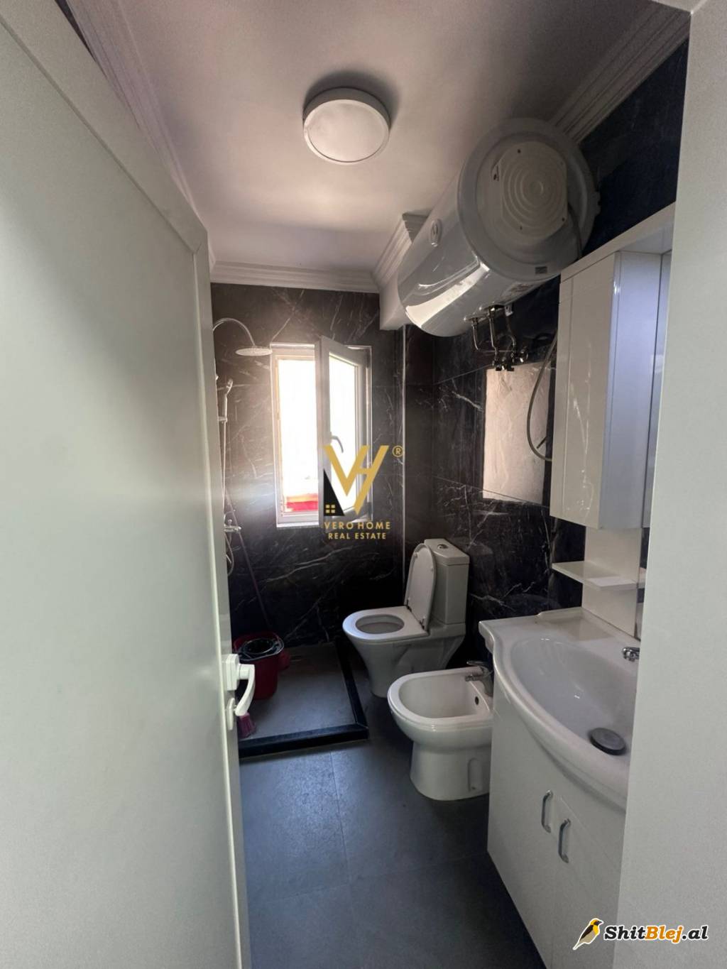 ZYRE 120M2 ME QERA NE BLLOK 1.000 EURO