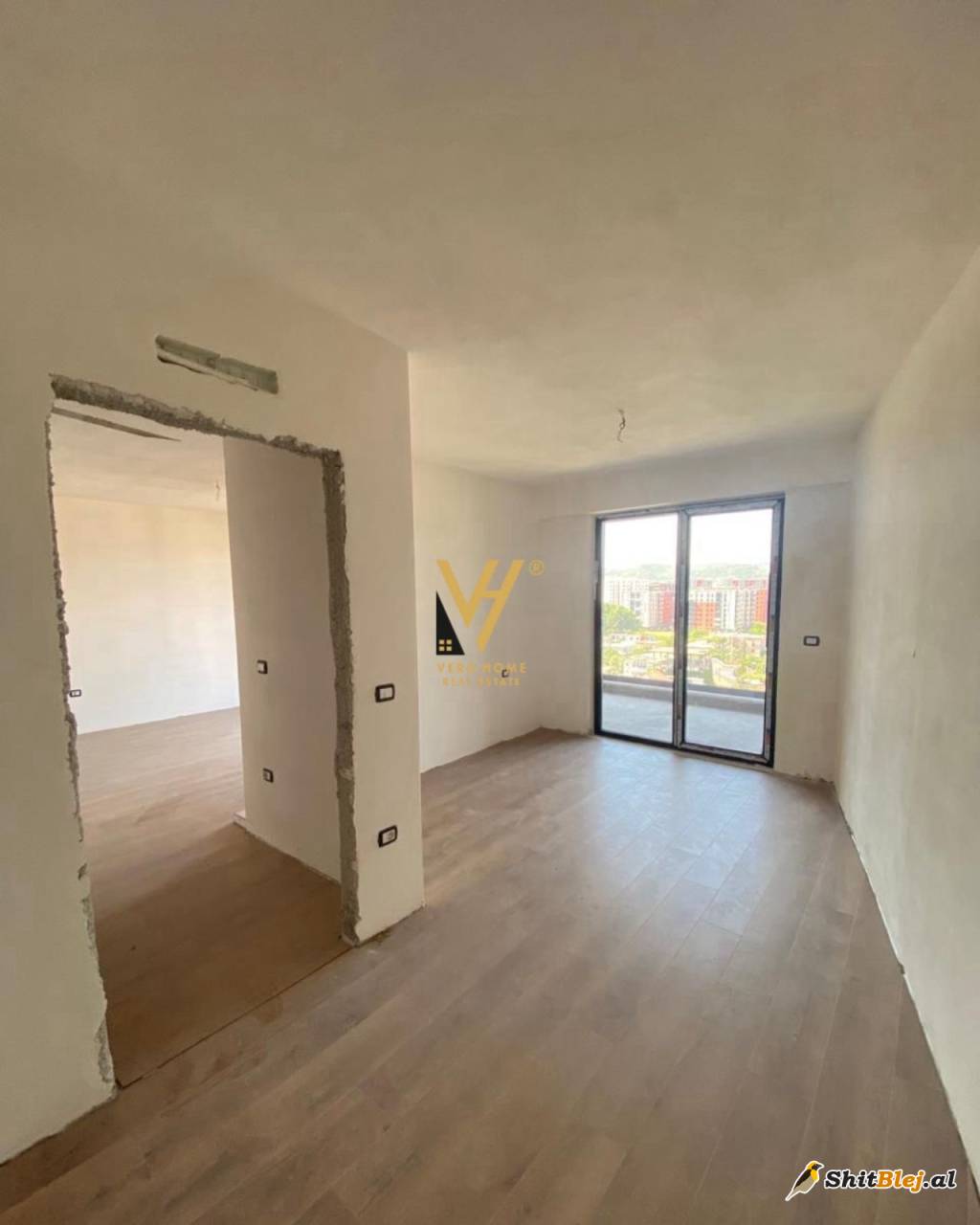 2+1 TE FUSHA E AVIACIONIT 166.000 EURO