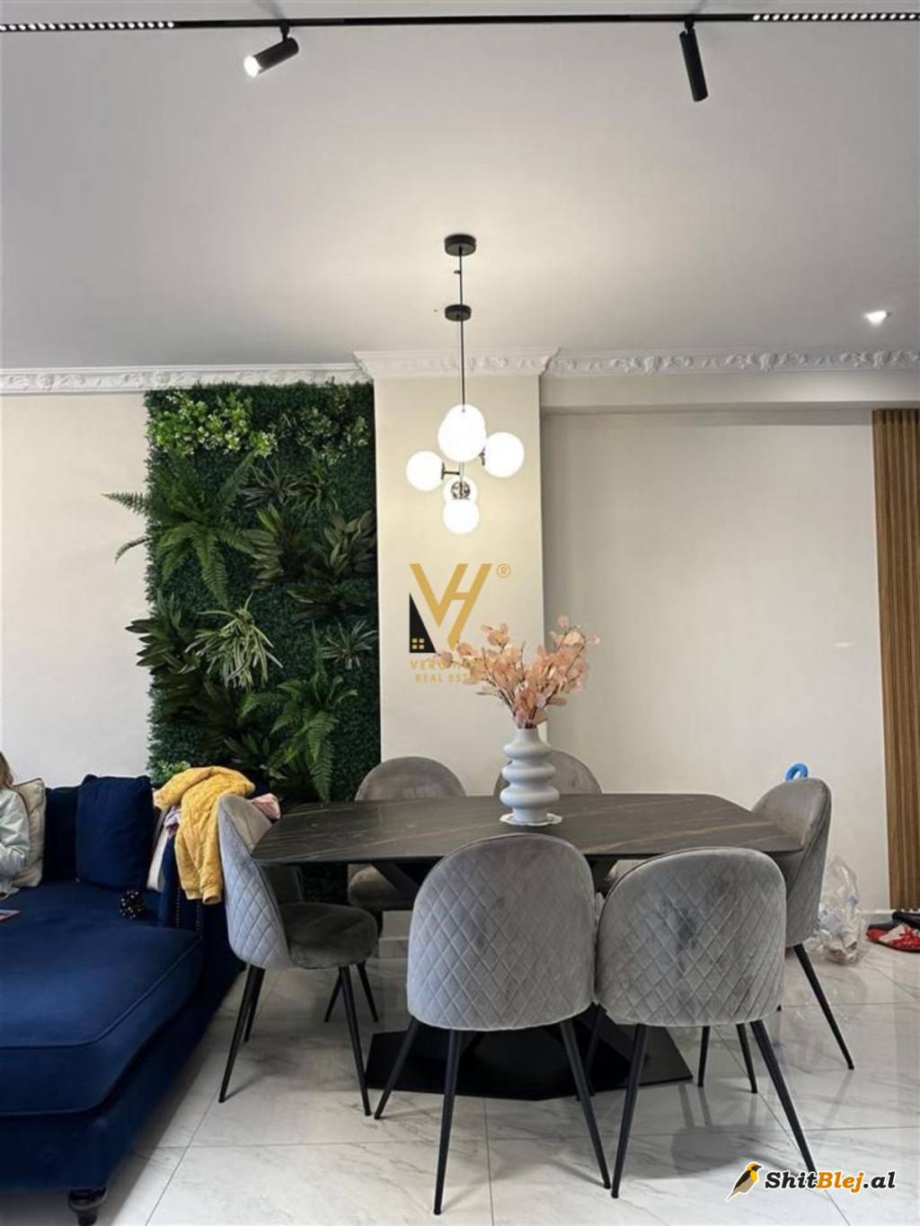  1+1+BLK TE KOMUNA E PARISIT 237.000 EUR