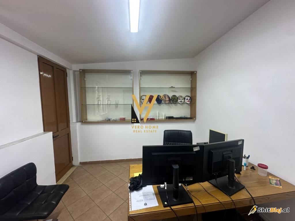 ZYRE 120M2 ME QERA TE ISH PARKU 900 EUR