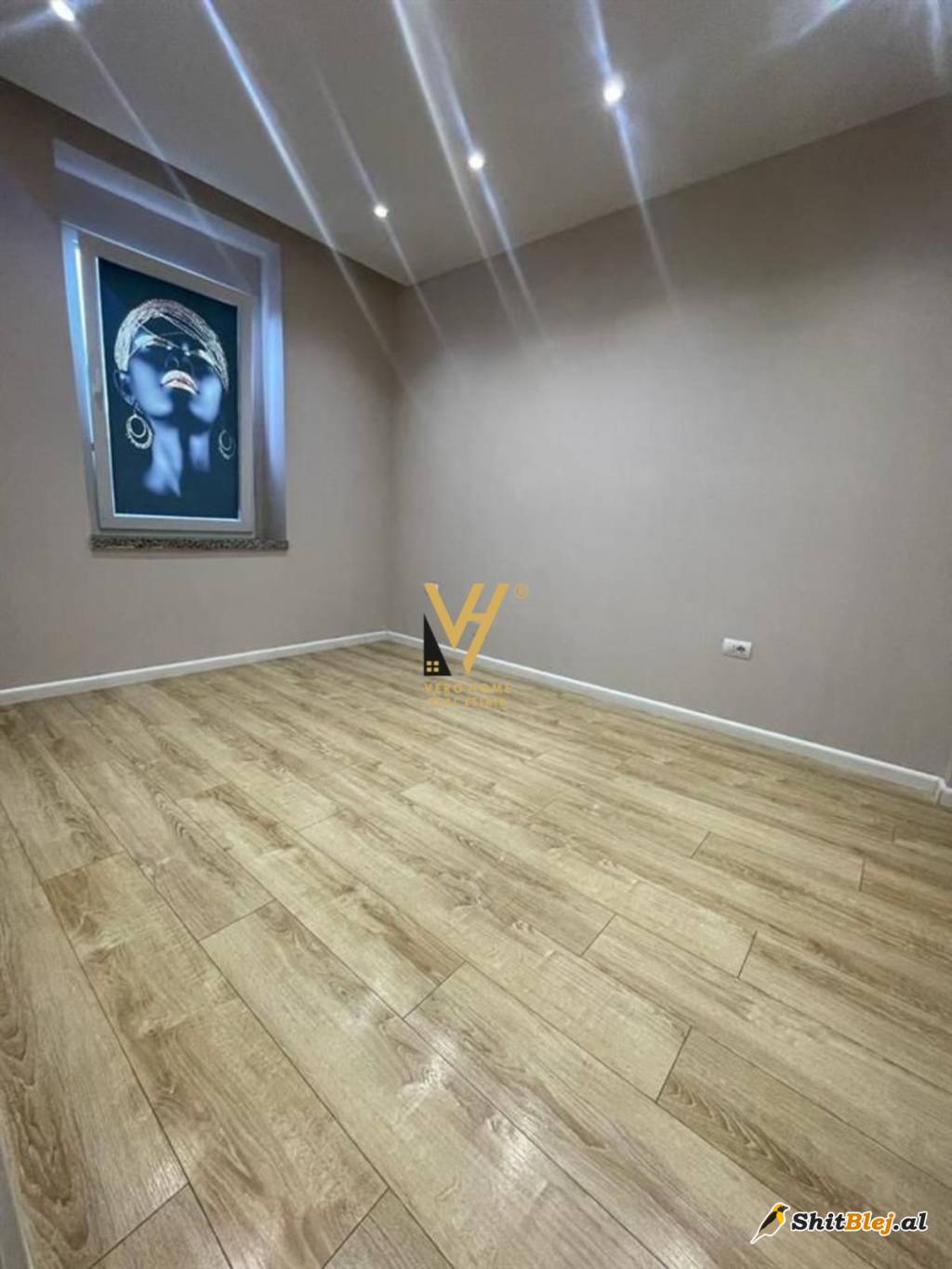 ZYRE TE STADIUMI DINAMO 750 EURO