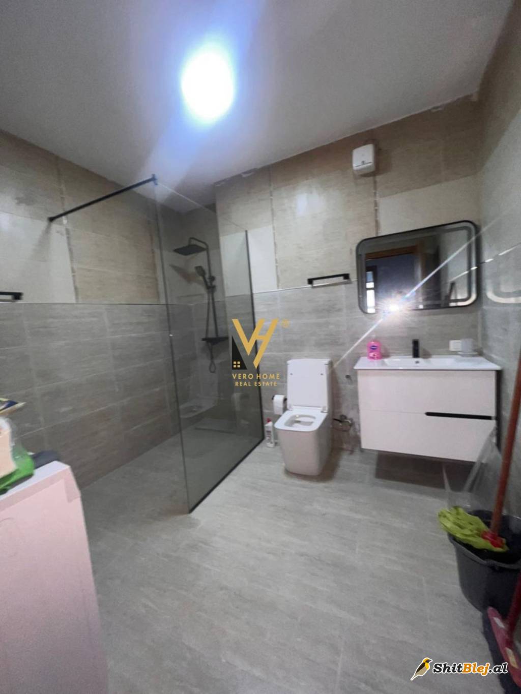 ZYRE ME QERA TE STACIONI TRENIT 700 EURO