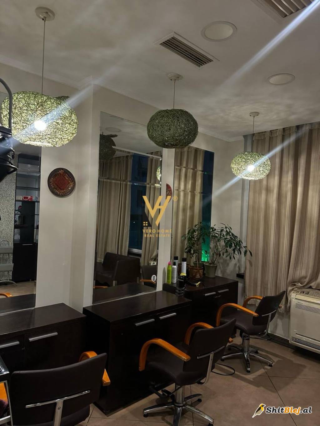 PARUKERIE 40 M2 TE RR.ELBASANIT 400 EURO