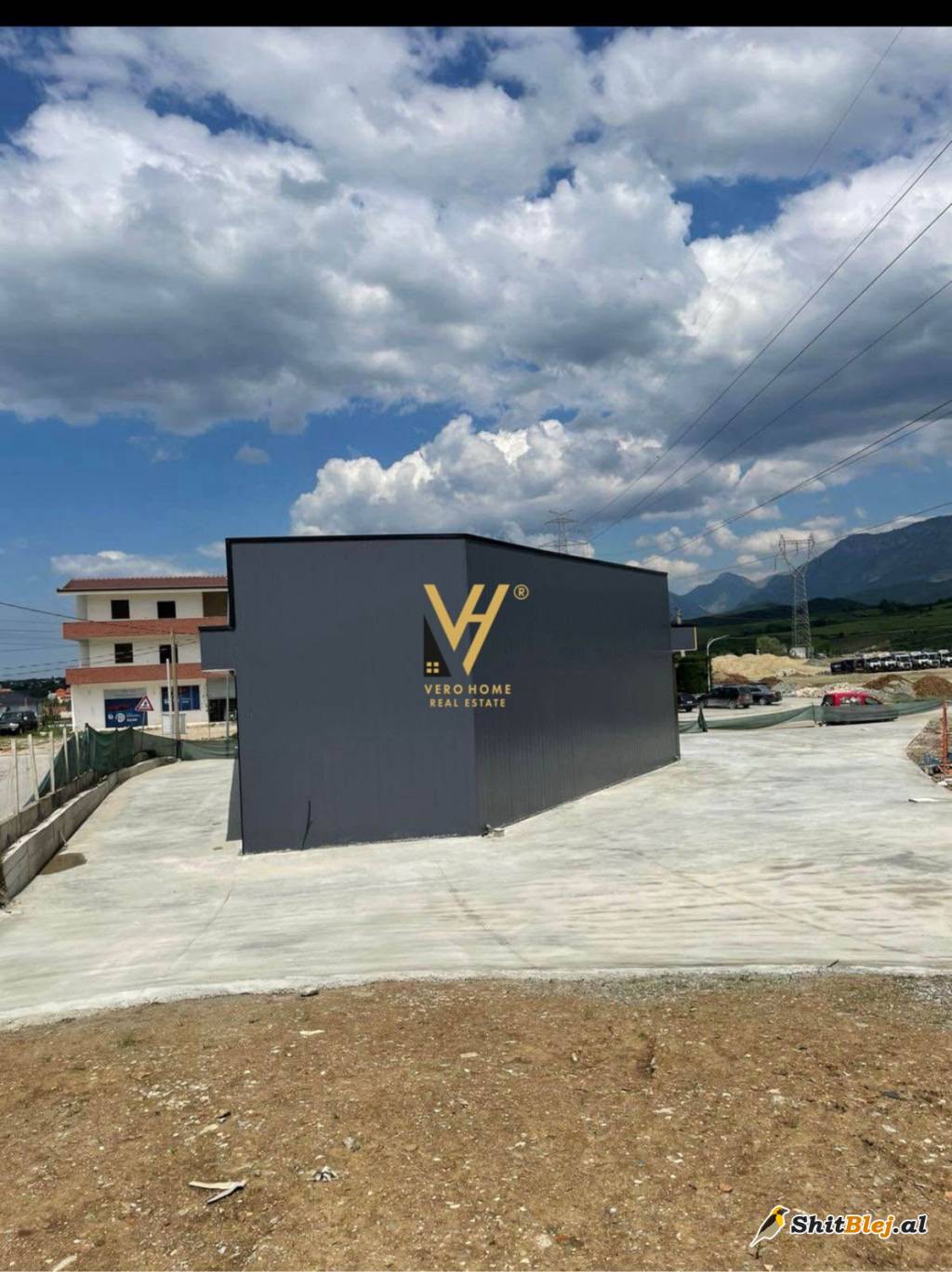 KAPANON 1.400 M2 NE ZALL HERR 2.000 EURO