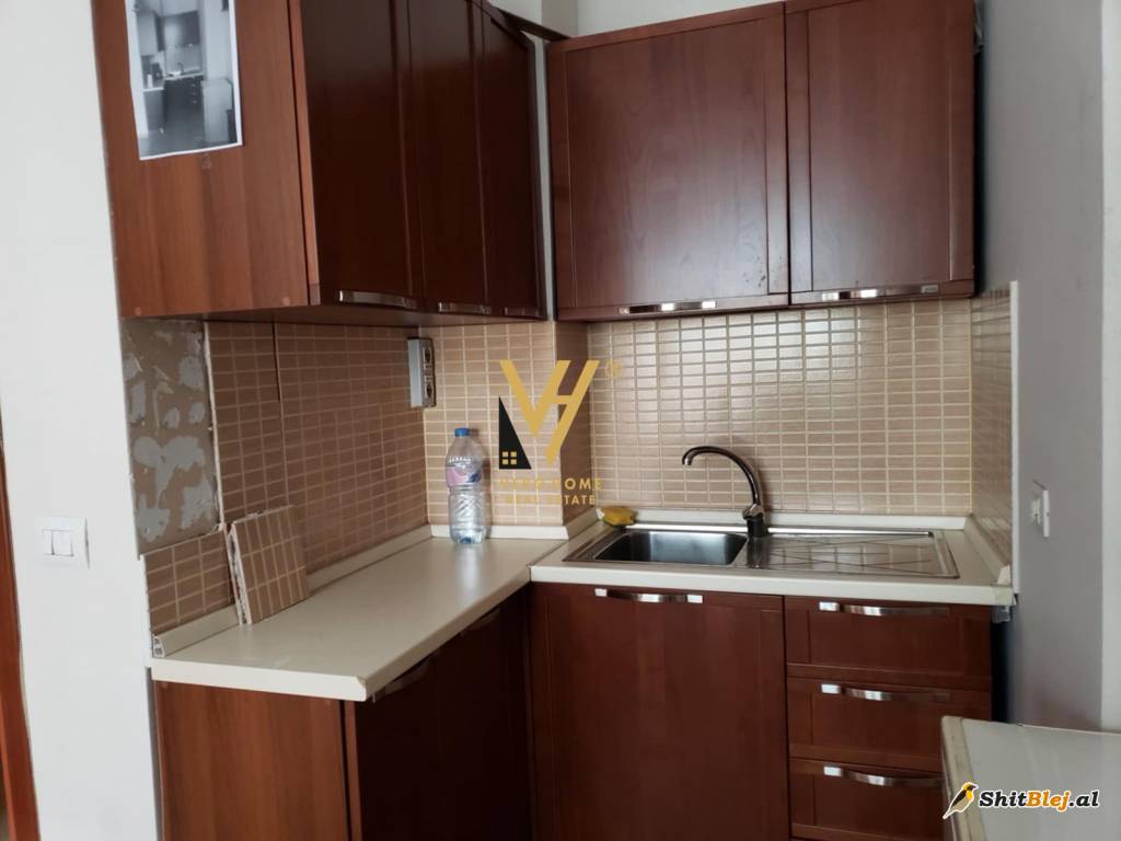 ZYRE ME QERA TE ISH EKSPOZITA 450 EURO