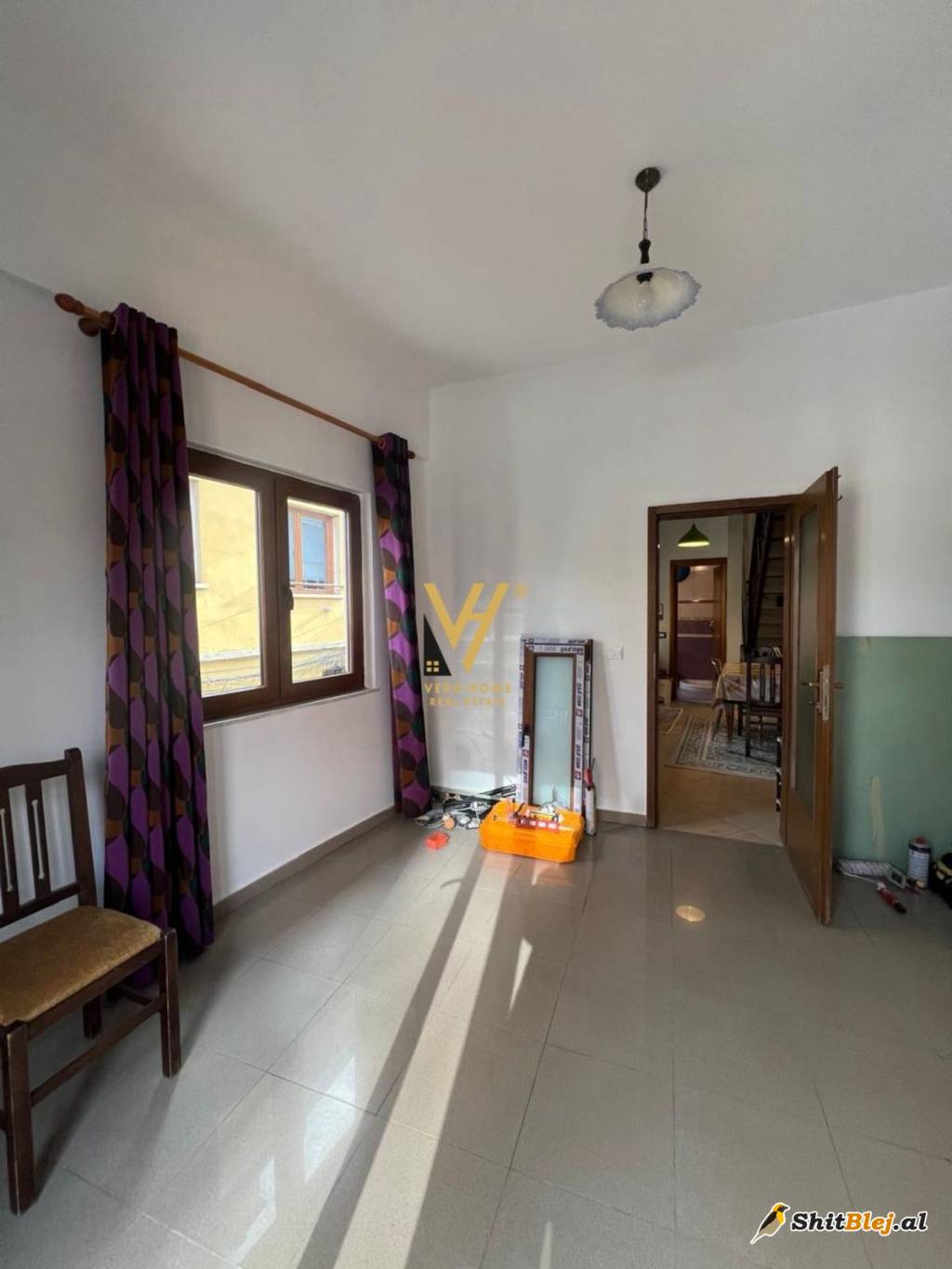 ZYRE 180M2 TE RRUGA E KAVAJES 3.000 EURO