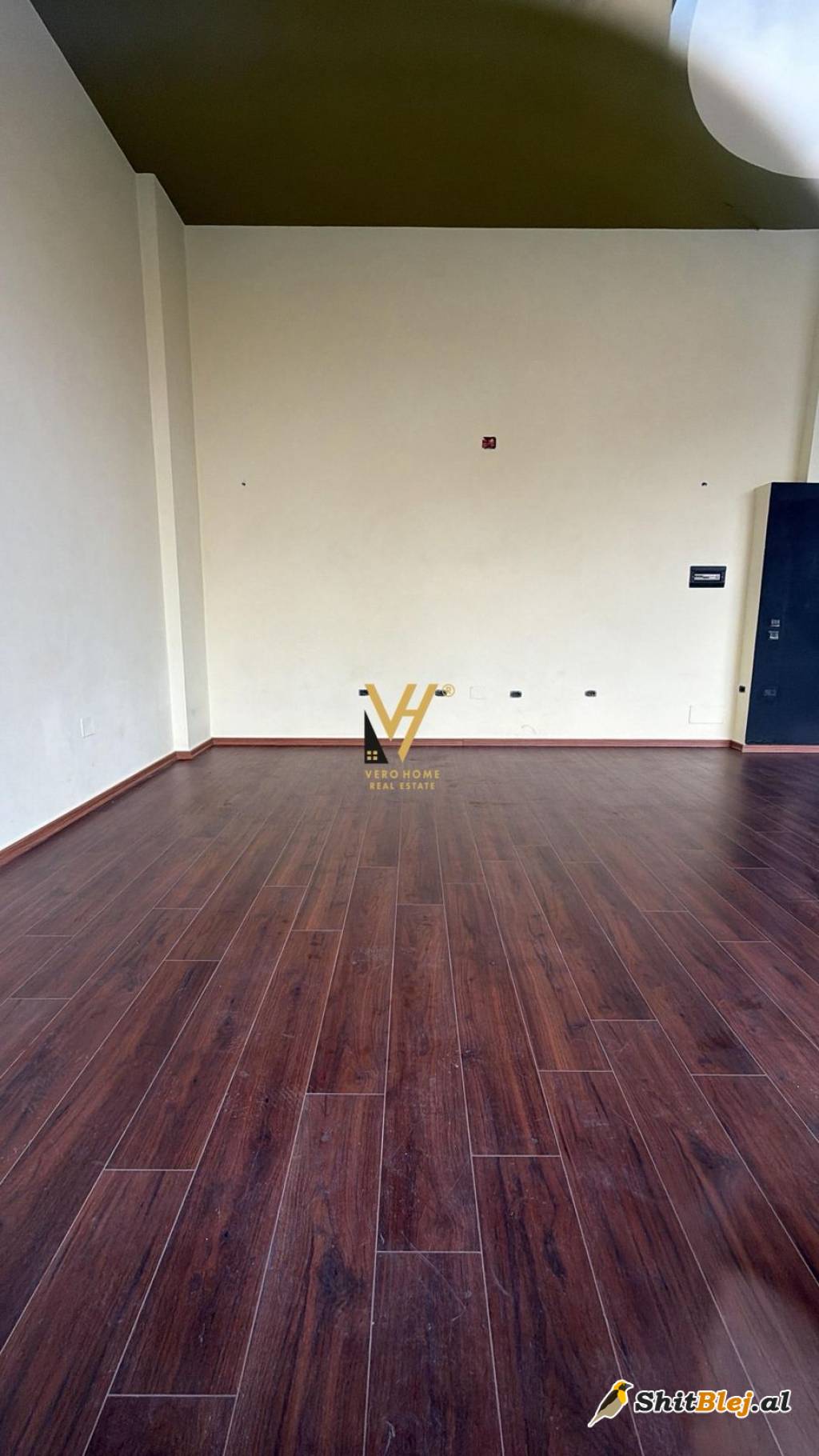 AMBIENT 75 M2 TE QYTETI STUDENTI 800 EUR