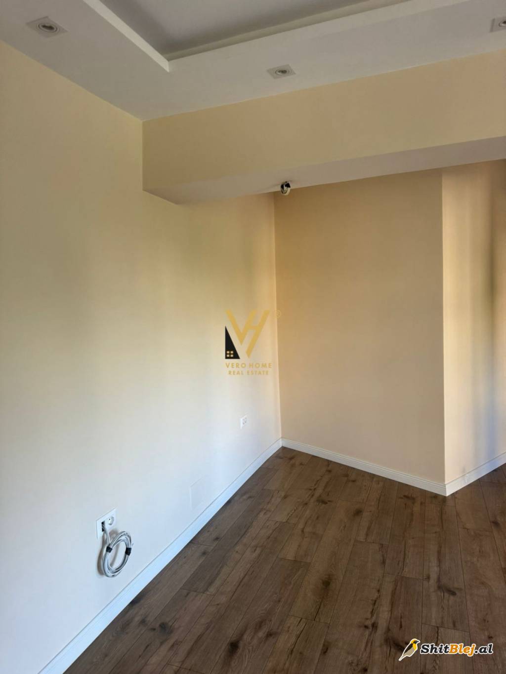 ZYRE 80 M2 ME QERA TE 9-KATSHET 900 EURO