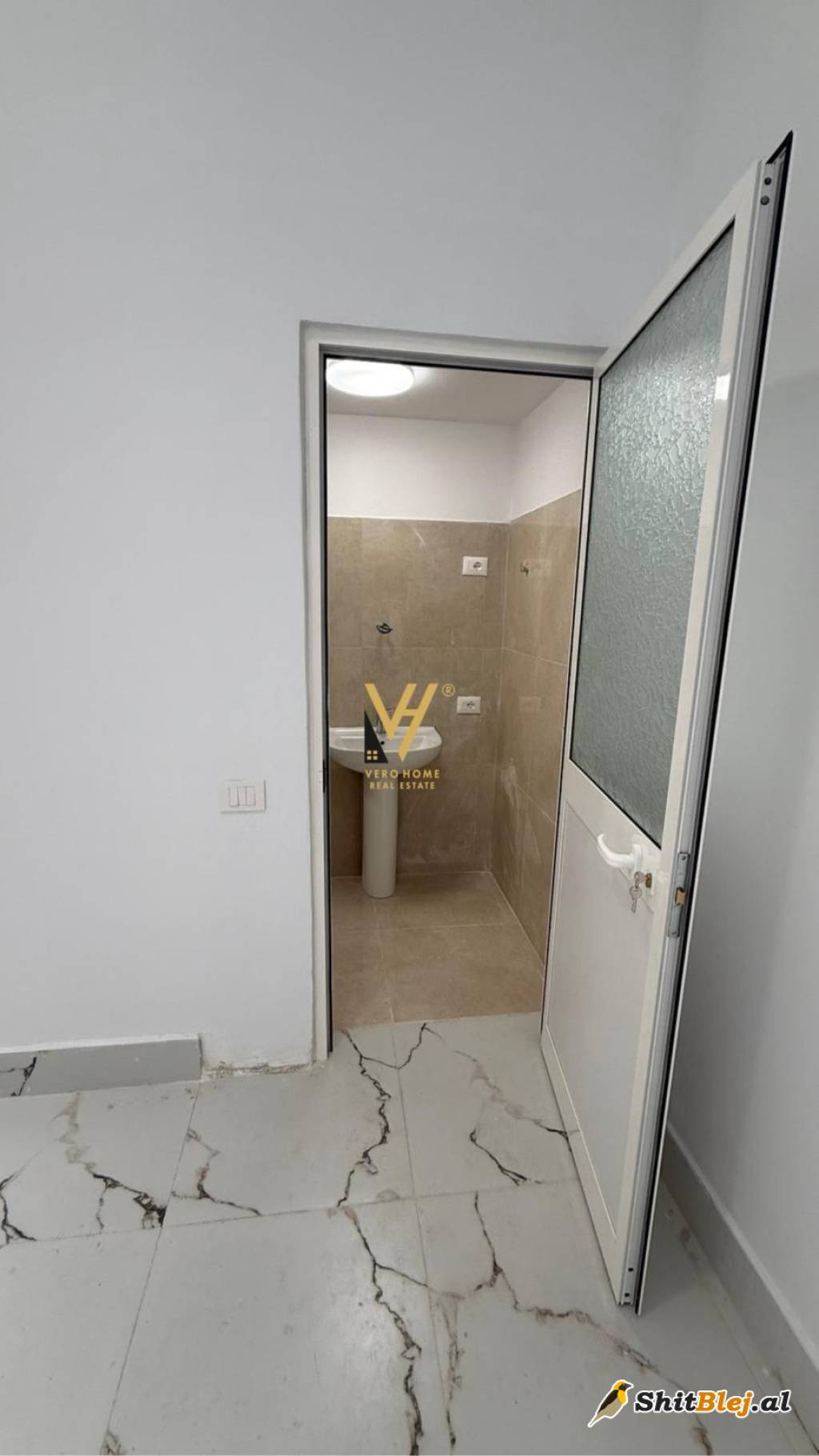 AMBIENT 38 M2 TE RRUGA MINE PEZA 900 EUR