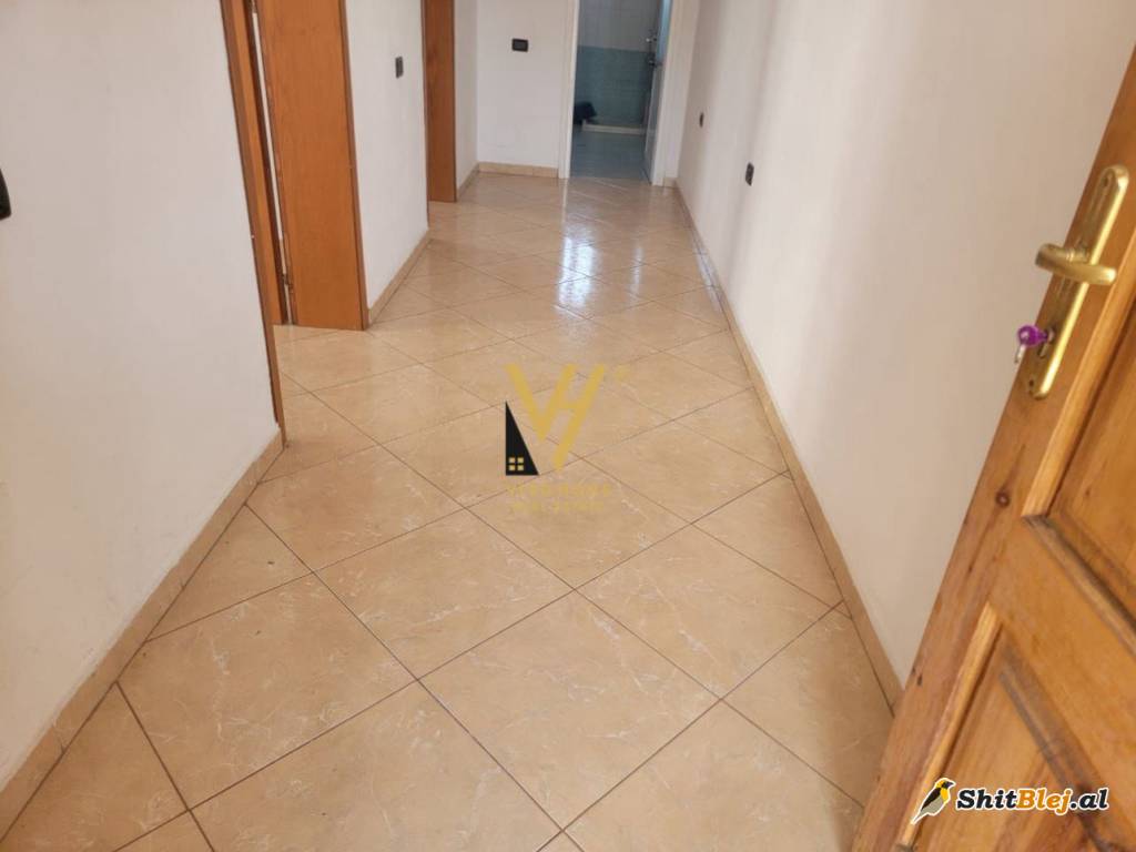 ZYRE 70 M2 ME QERA TE 5 MAJI 300 EURO