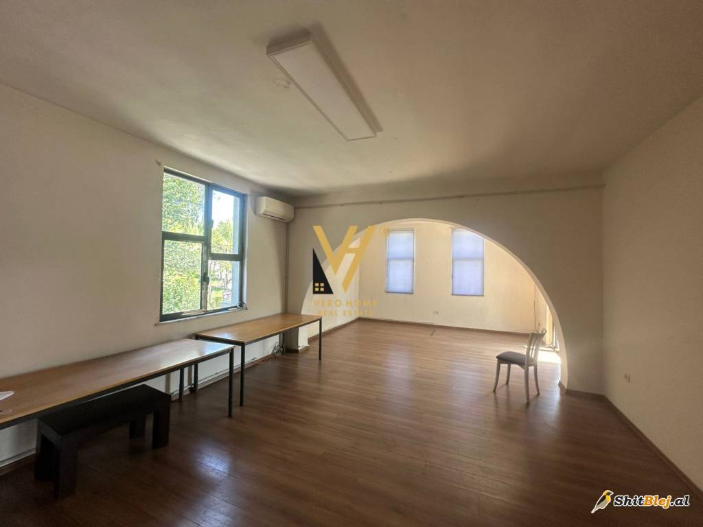 GODINE PAS FAKULTETIT EKONOMIK 2.700 EUR