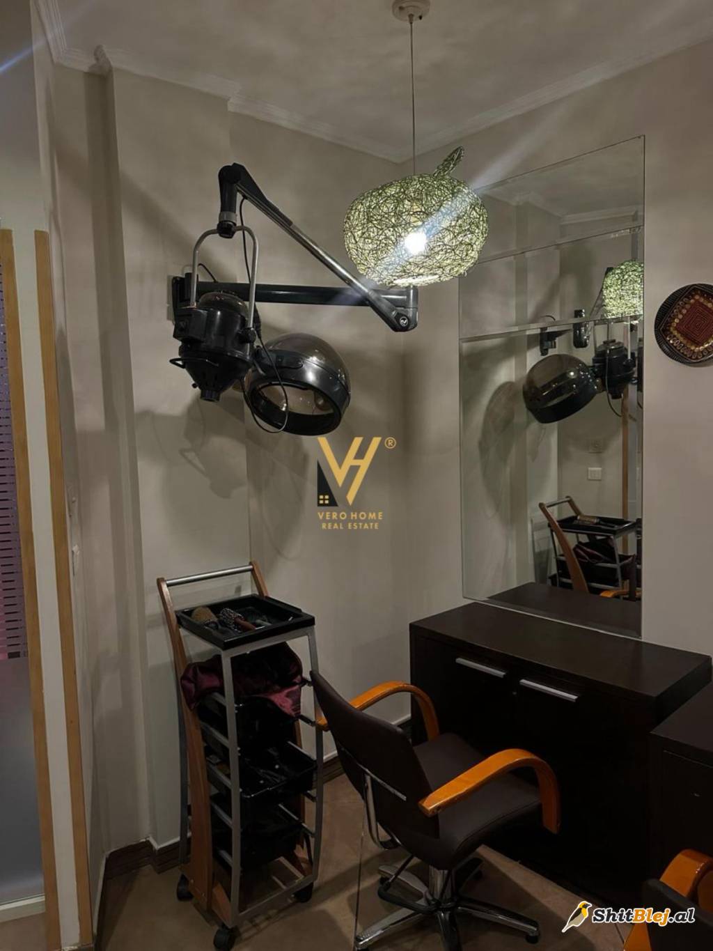 PARUKERIE 40 M2 TE RR.ELBASANIT 400 EURO