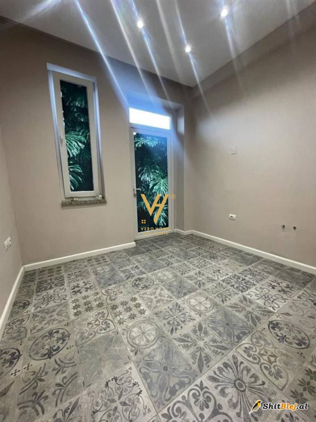 ZYRE TE STADIUMI DINAMO 750 EURO