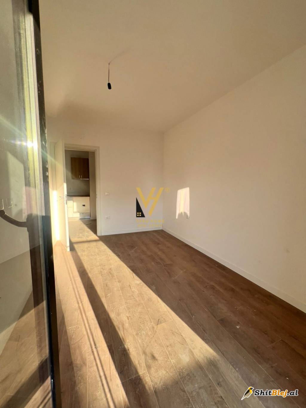 ZYRE 75 M2 TE KOMUNA E PARISIT 600 EURO