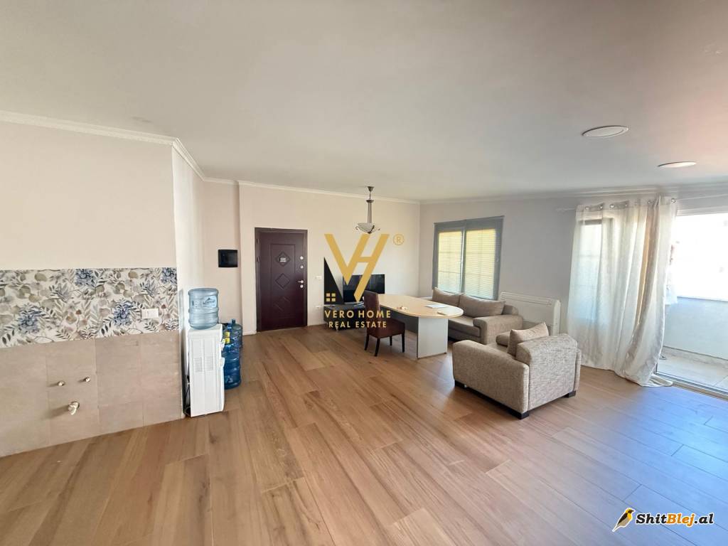ZYRE 100 M2 TE KOMUNA E PARISIT 900 EURO