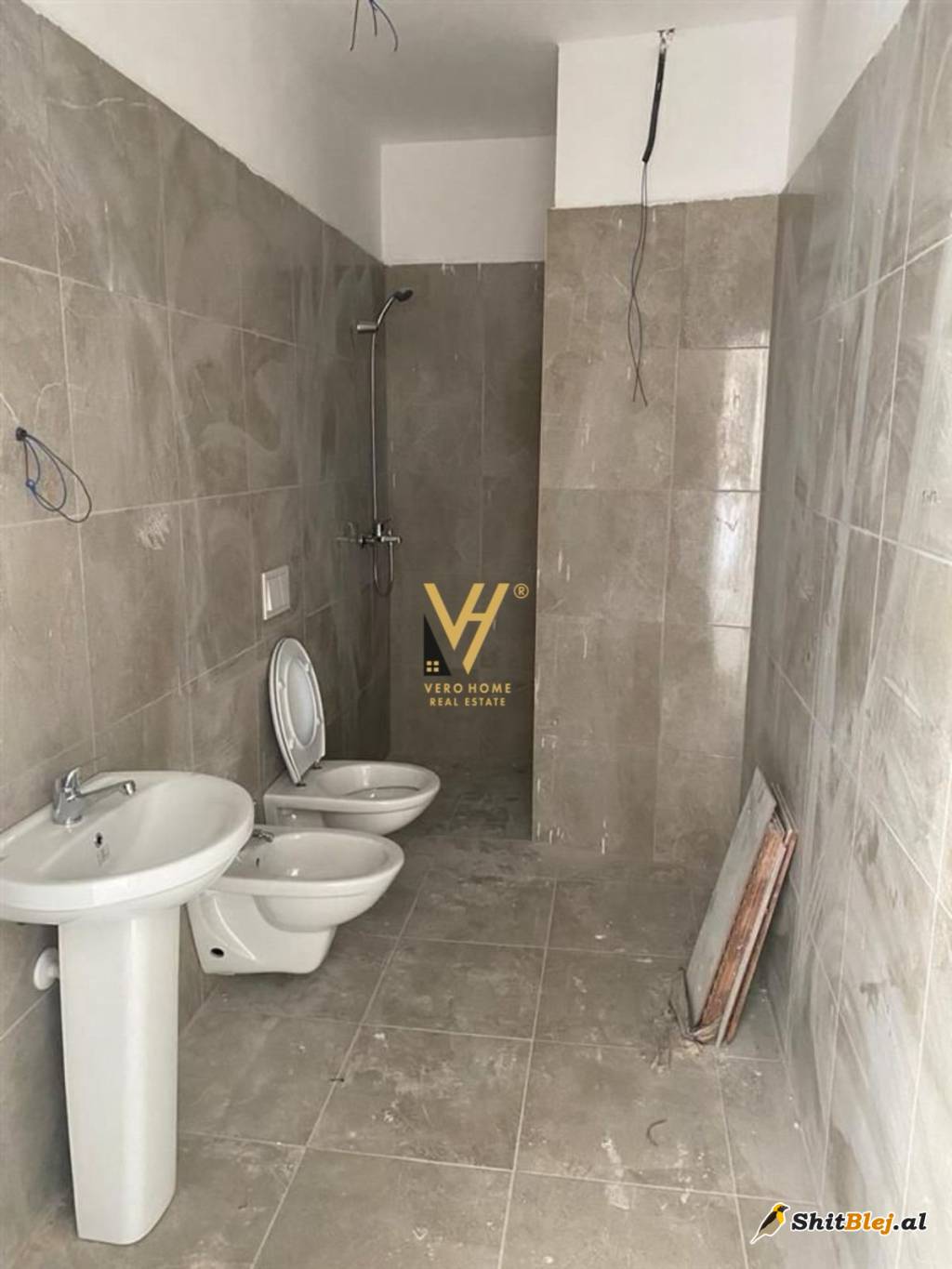 ZYRE 90M2 ME QERA TE PAZARI I RI 800 EUR