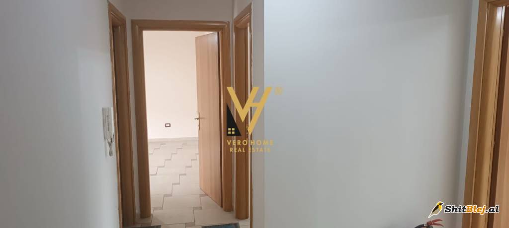ZYRE 132M2 ME QERA NE QENDER 1.100 EURO
