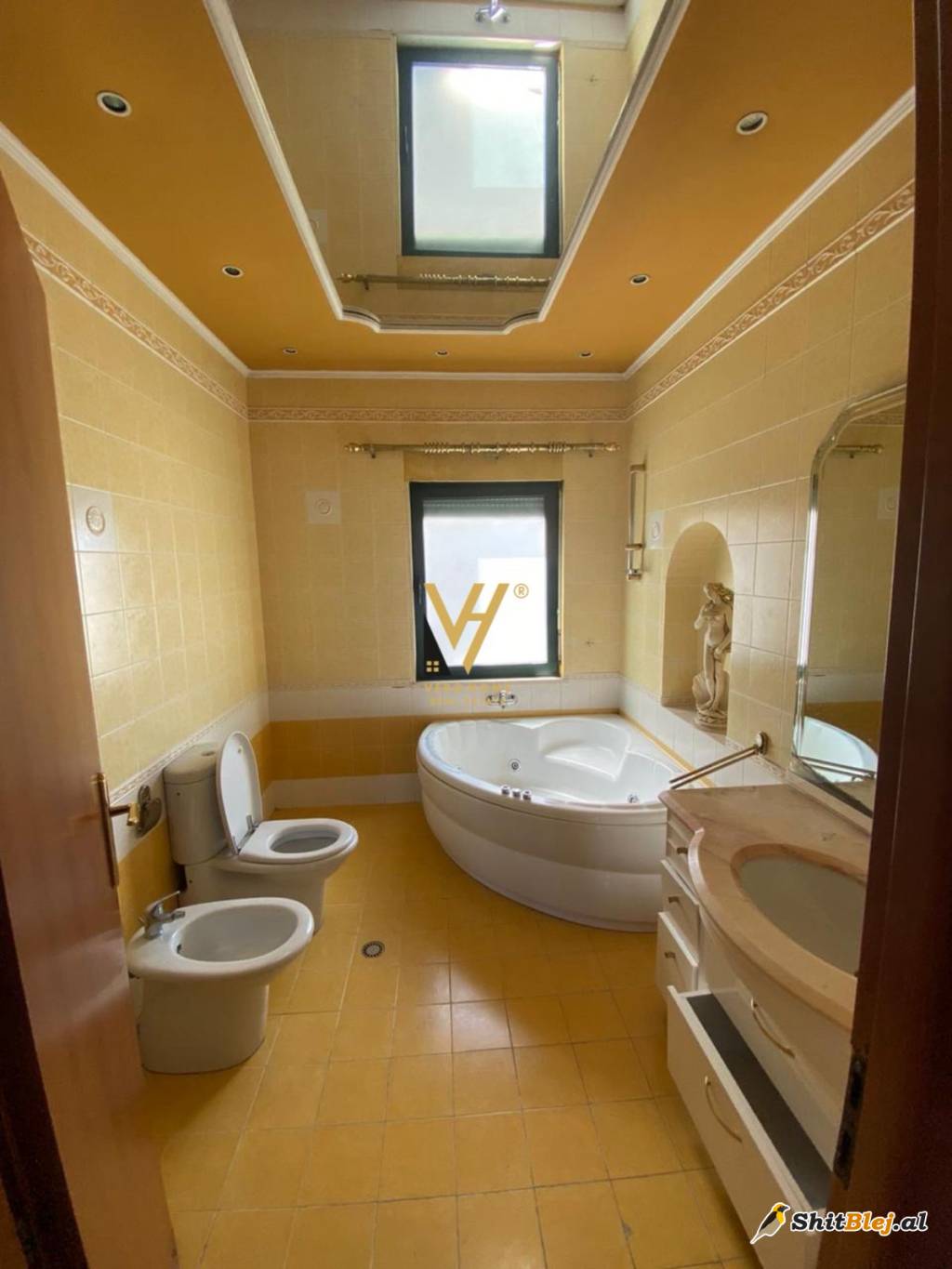ZYRE 160M2 ME QERA TE BLLOKU 2.200 EURO