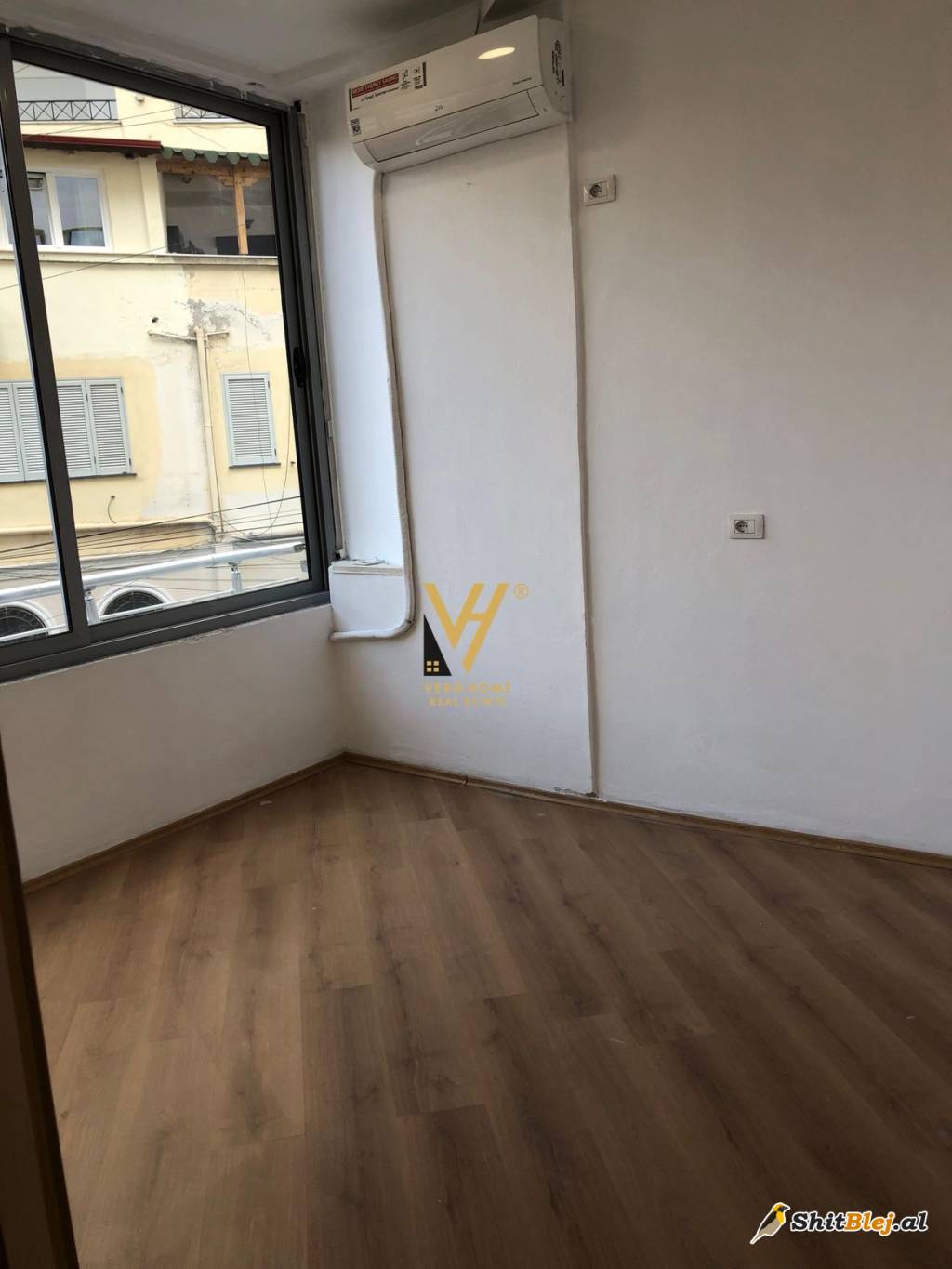  ZYRE 65 M2 ME QIRA NE QENDER 1.500 EURO